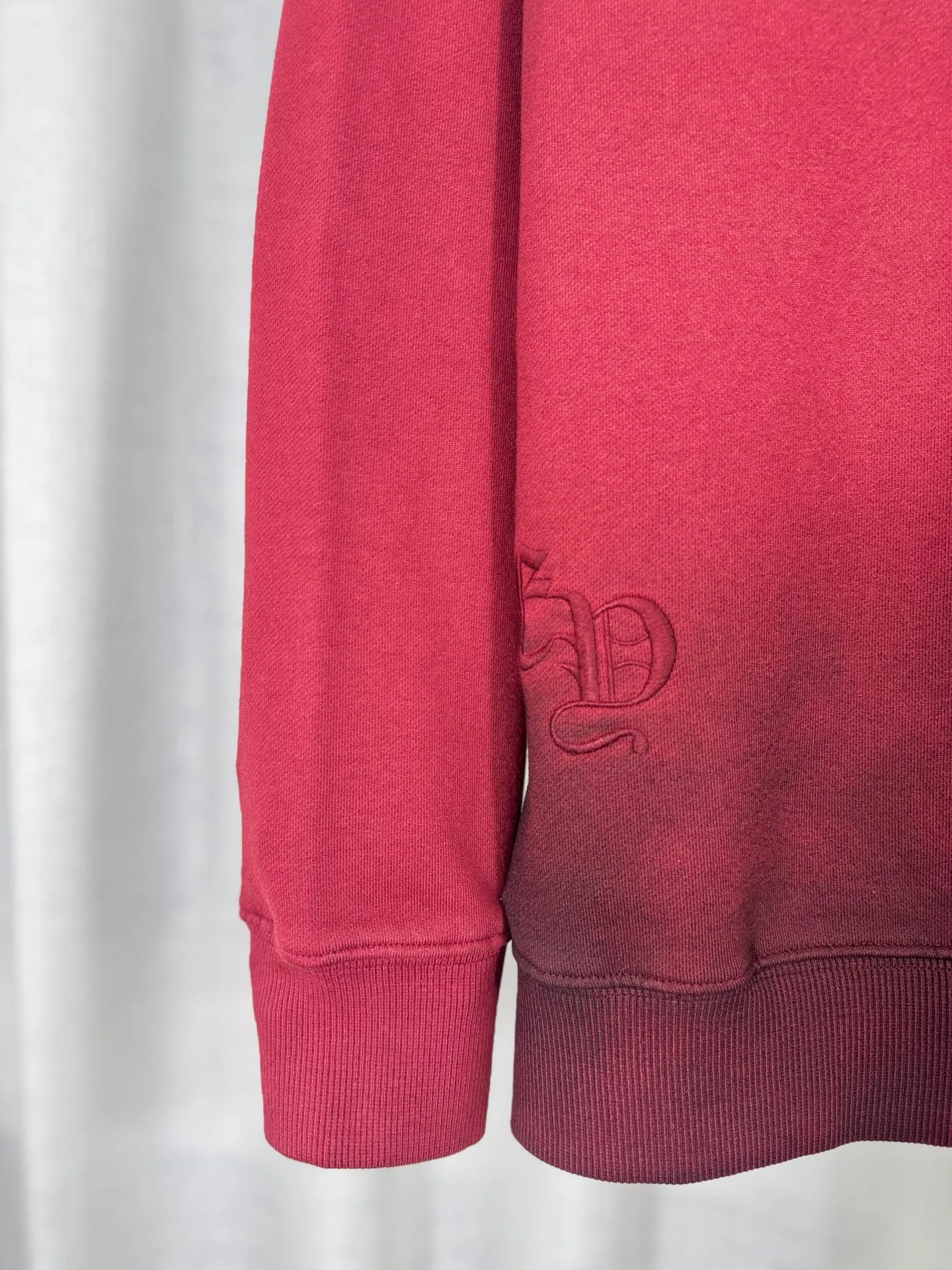 P260 top version, real shot without P, ​​different from market currency) 𝗖𝗵𝗿𝗼𝗺𝗲 𝗛𝗲𝗮𝗿𝘁𝘀/Cro Heart 2025 washed patch embroidery autumn and winter new original single counter American laser burnt 3D three-dimensional color embroidered couple casual sweatshirt 👑The highest version! Customized fabric 430g tripe terry fabric! American acid-washed and distressed original fabric laser burnt ✟appliqué embroidery and exquisite embroidery of letters! The best-selling model in the counter, very comfortable to wear. Accessories: original molded and authenticated collar label➕100% silk wash label. Genuine purchase-grade original hangtag➕matching hanging rope➕3D hanging beads➕original packaging bag. Craftsmanship: The original version has consistent wiring! The highest version of the armhole matching technique! Color: Red Black Size: S M L XL Style No.: 9309